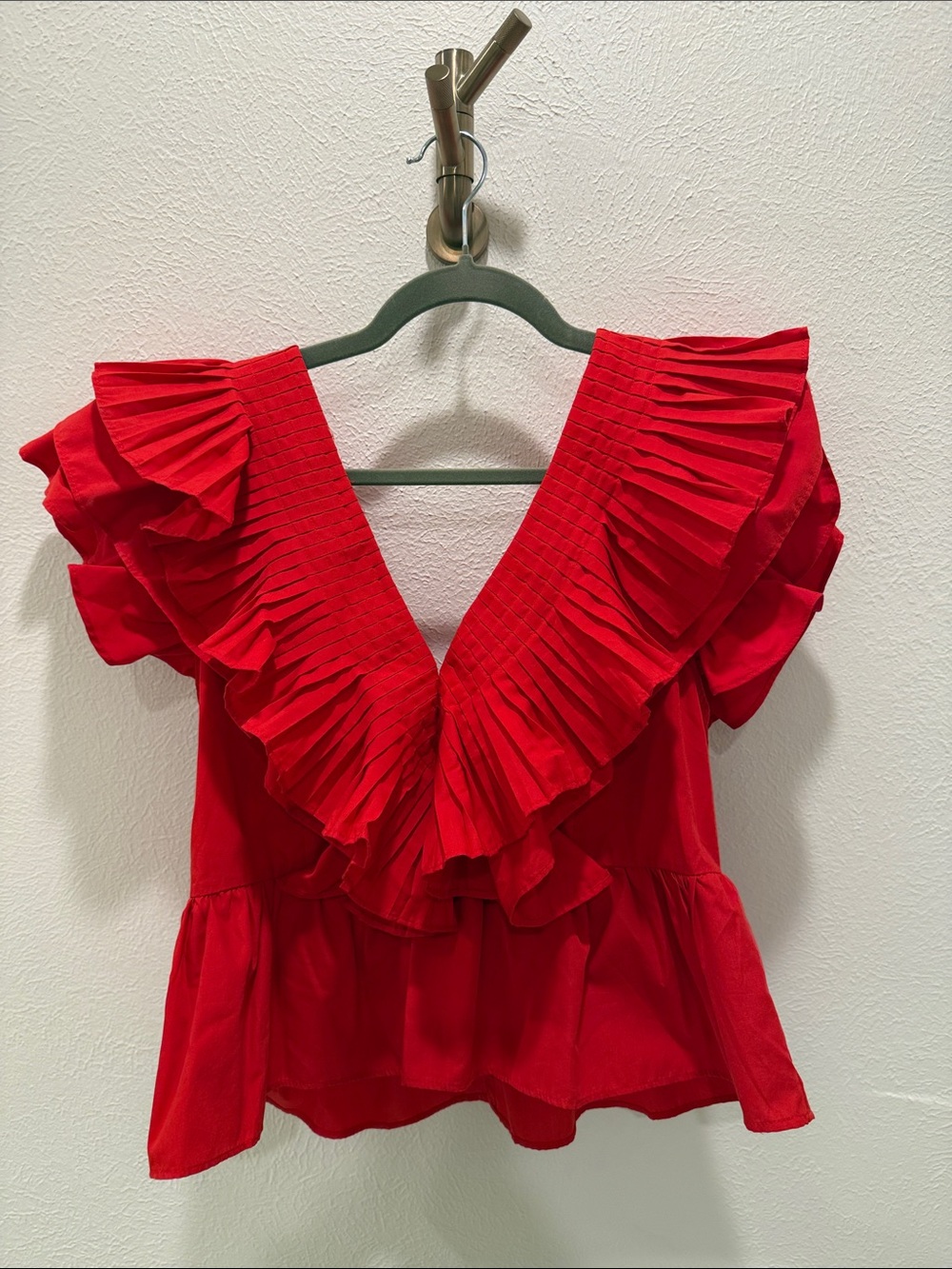entro Red Pleated Ruffle V-Neck Peplum Top